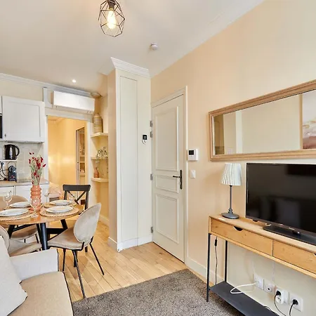 Charming With Ac Center Of Paris